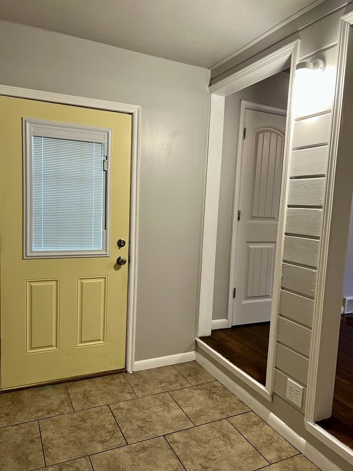 107 N Gillette Ave #1 - Photo 6 of 47