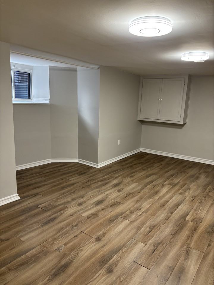 137 Catharine Street North #103 - Photo 4 of 18