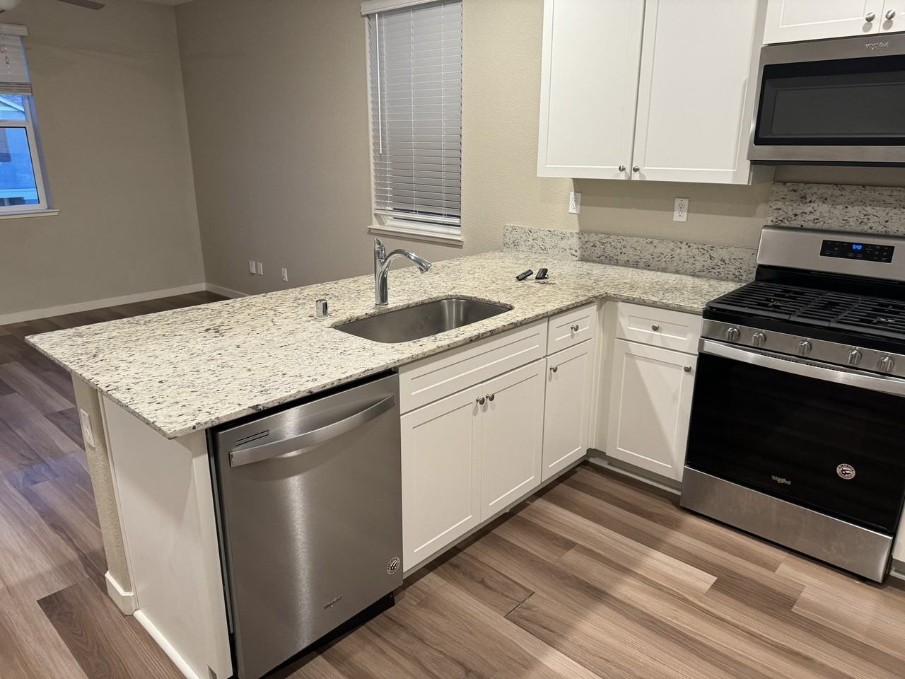 4097 Southampton St - Photo 6 of 10