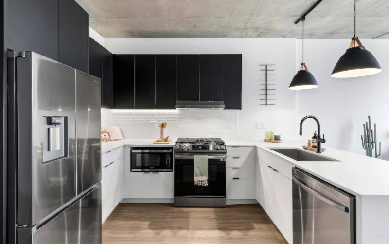 203 N Elizabeth St #814 - Photo 2 of 7