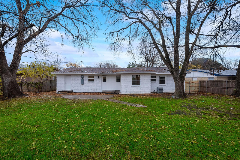 1506 Hillcrest Dr - Photo 2 of 20