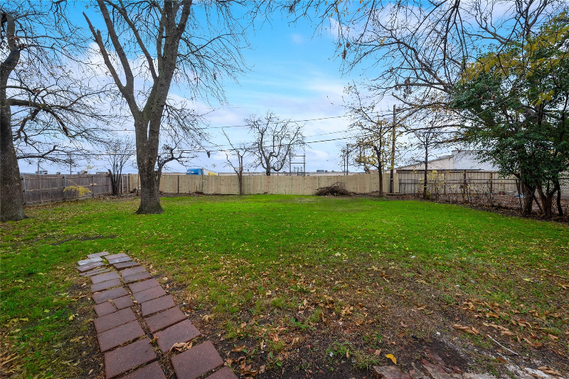 1506 Hillcrest Dr - Photo 3 of 20