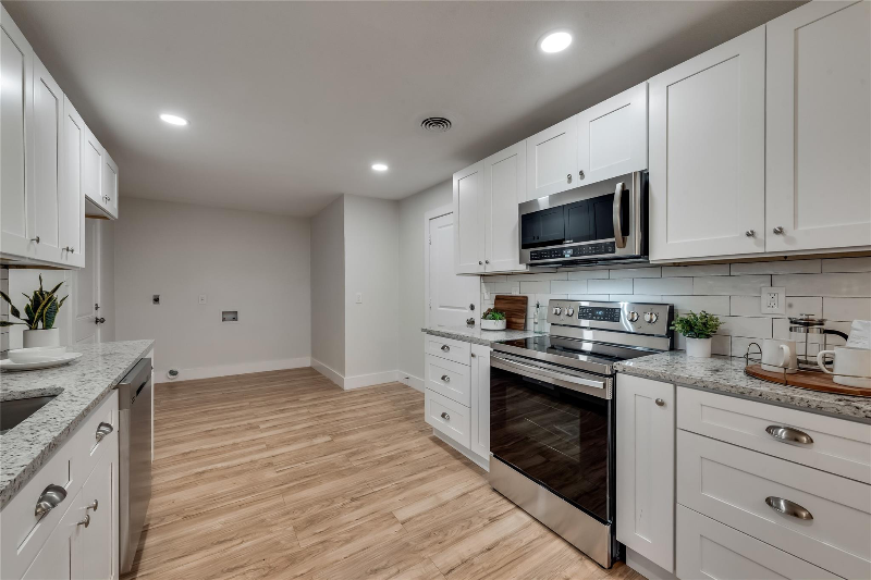 1506 Hillcrest Dr - Photo 4 of 20