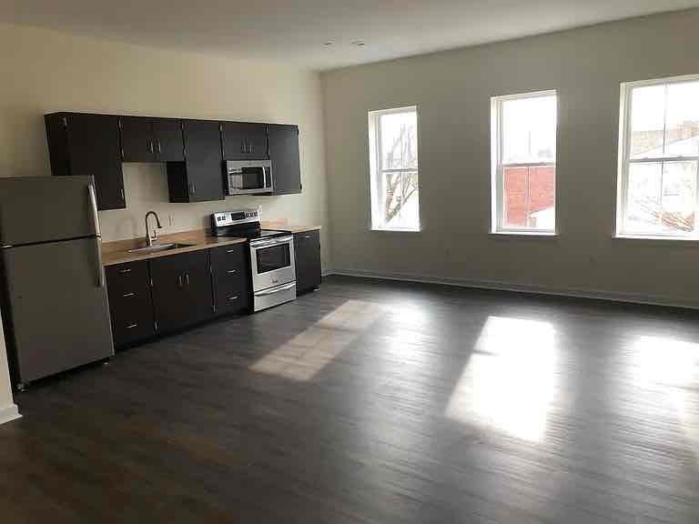 320 Main St #10 - Photo 2 of 7