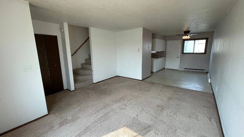 122 8th Ave Se - Photo 3 of 10