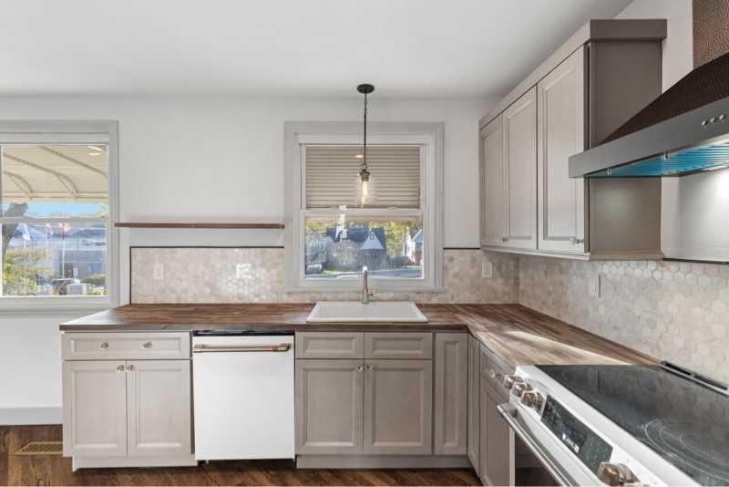 1607 Riverside Dr - Photo 5 of 12