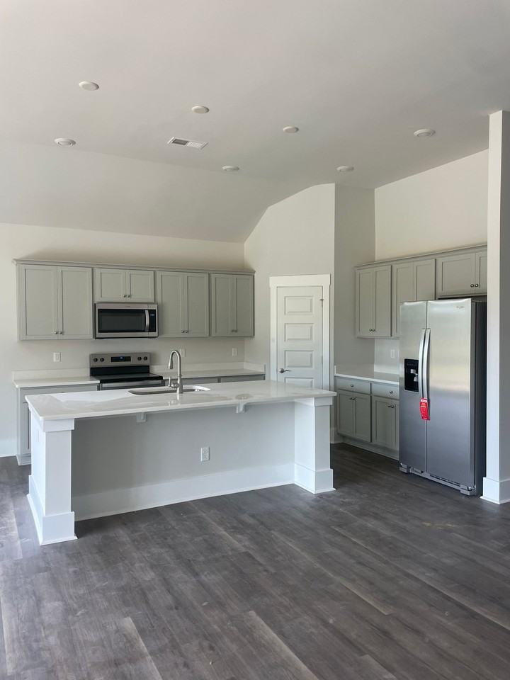 5093 Roundhead Dr - Photo 3 of 7