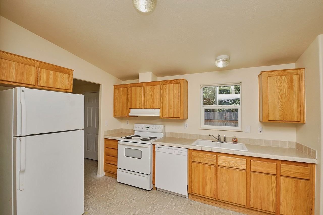 1627 W 10th St - Photo 2 of 11