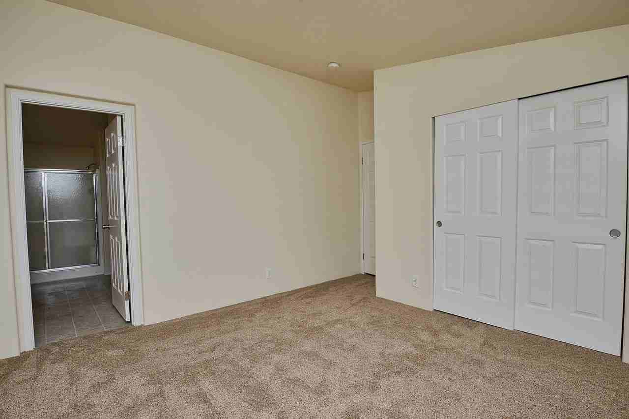 1627 W 10th St - Photo 3 of 11