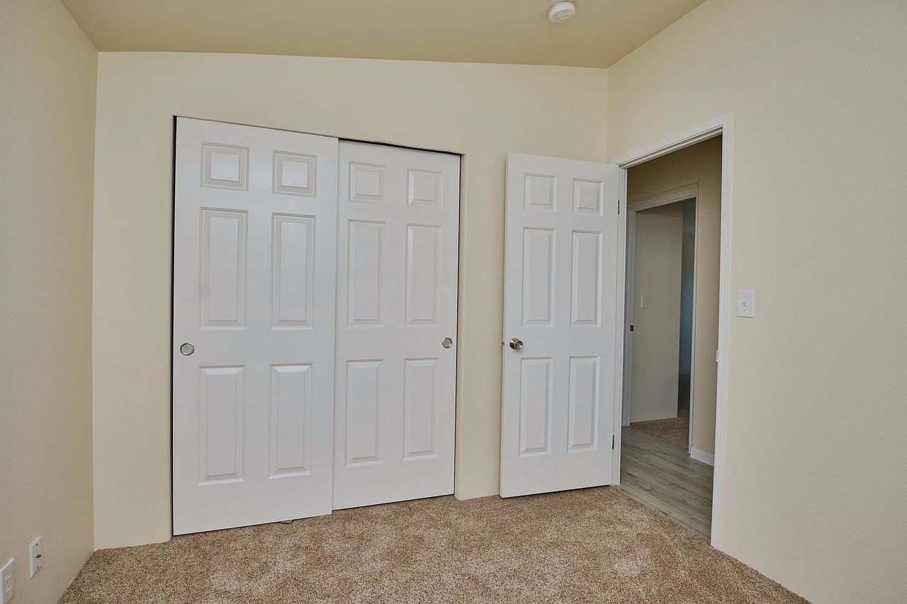 1627 W 10th St - Photo 4 of 11