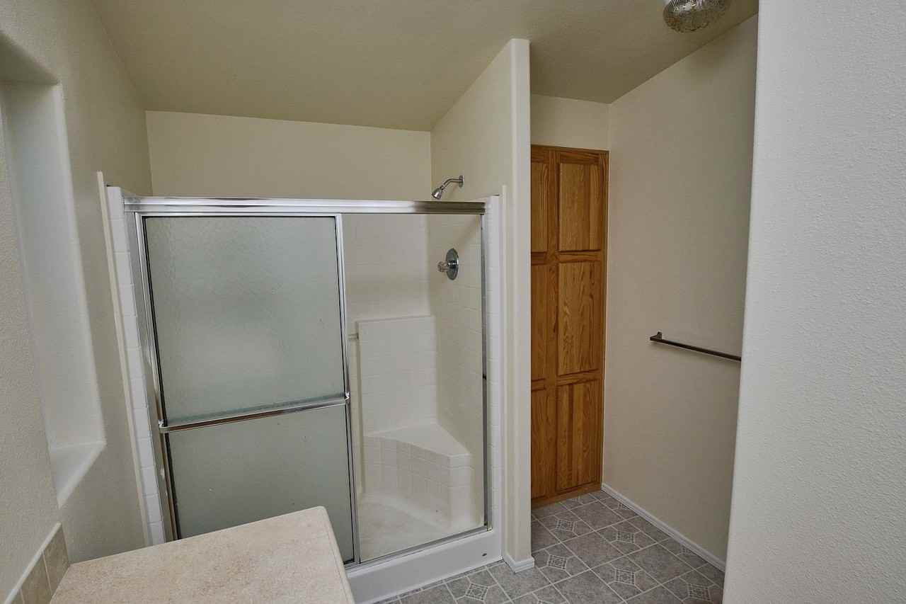 1627 W 10th St - Photo 5 of 11