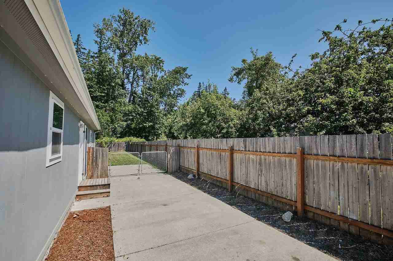 1627 W 10th St - Photo 6 of 11