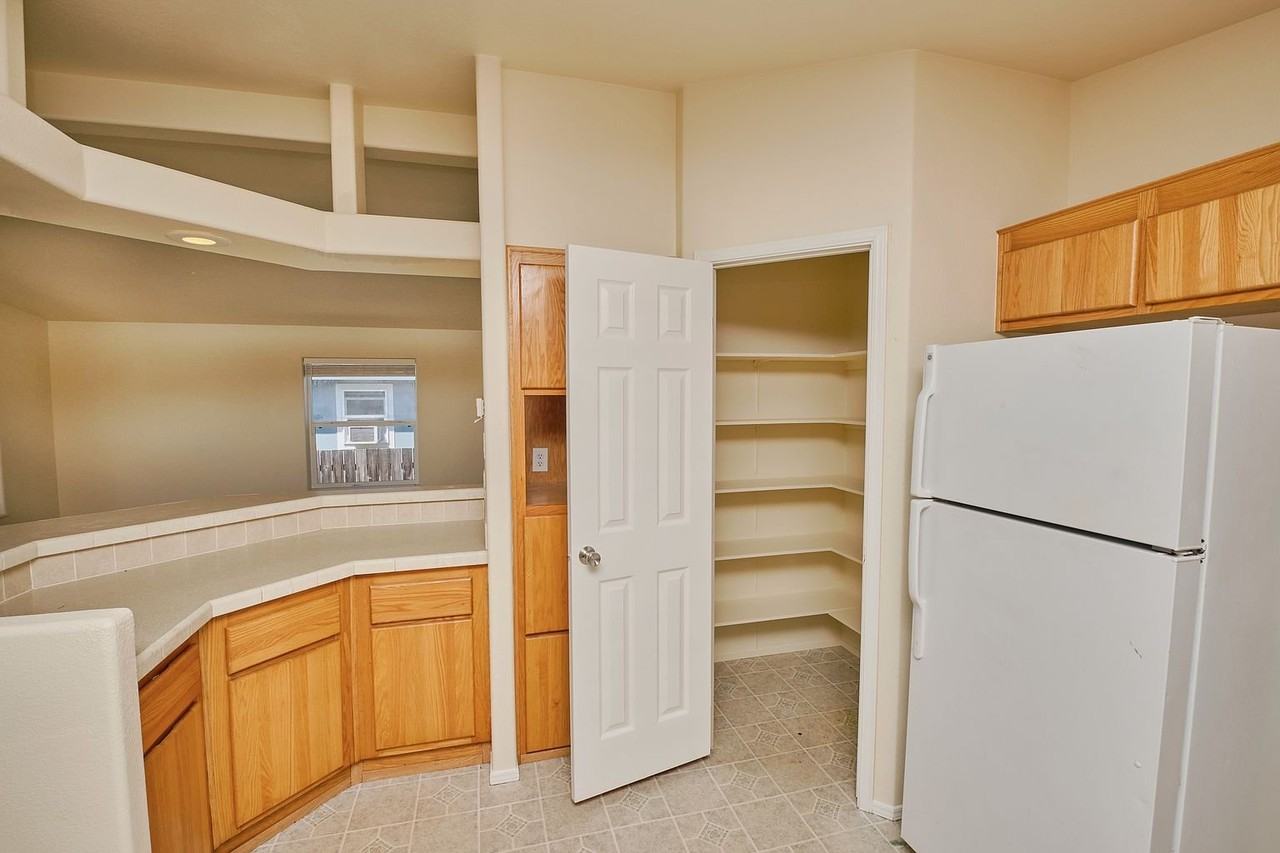 1627 W 10th St - Photo 7 of 11