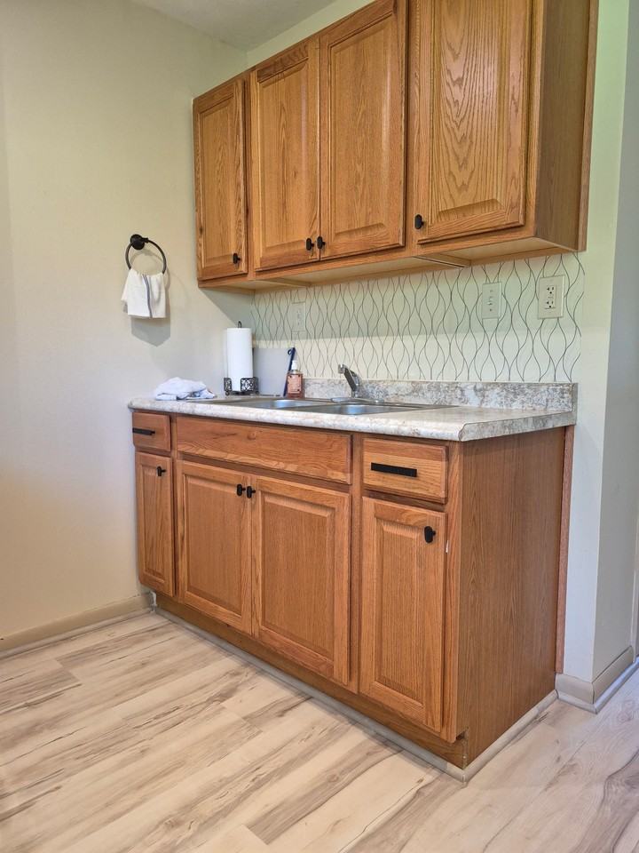 81 W North St #E - Photo 2 of 11