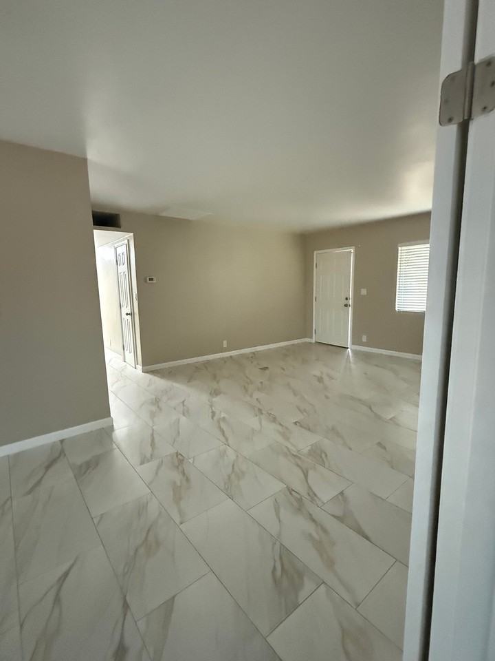 4634 E Burns St - Photo 4 of 12