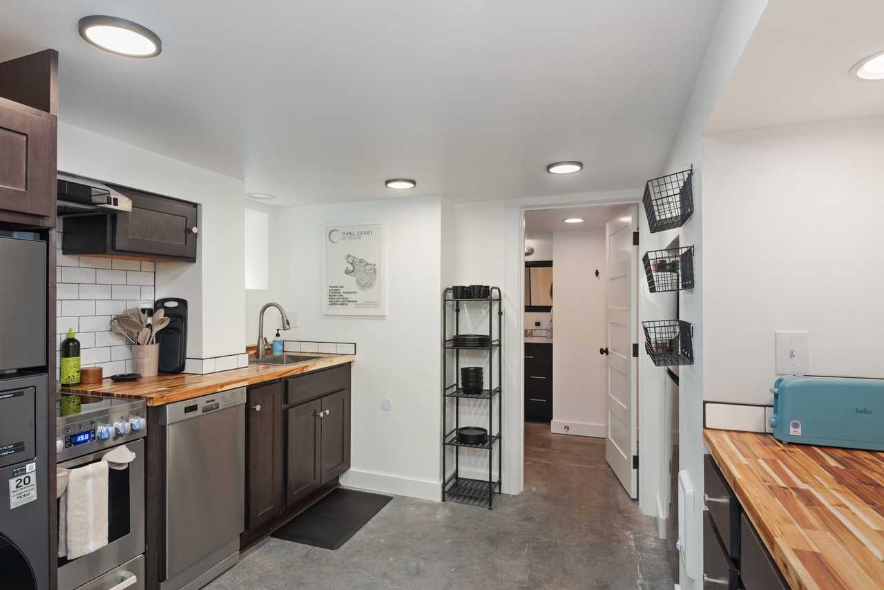 2314 Ne Flanders St #B - Photo 4 of 18