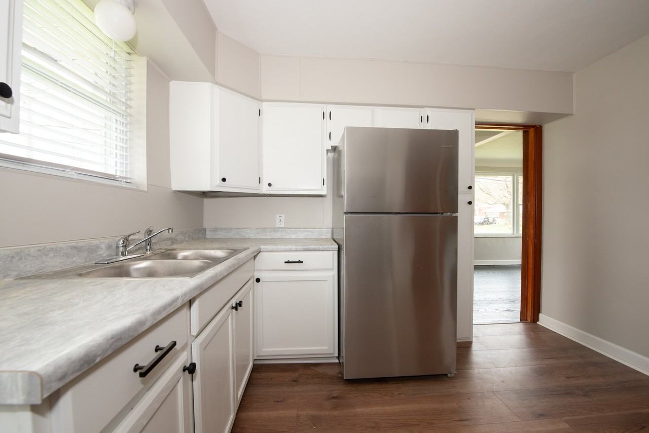 956 Fontaine Pl - Photo 4 of 20