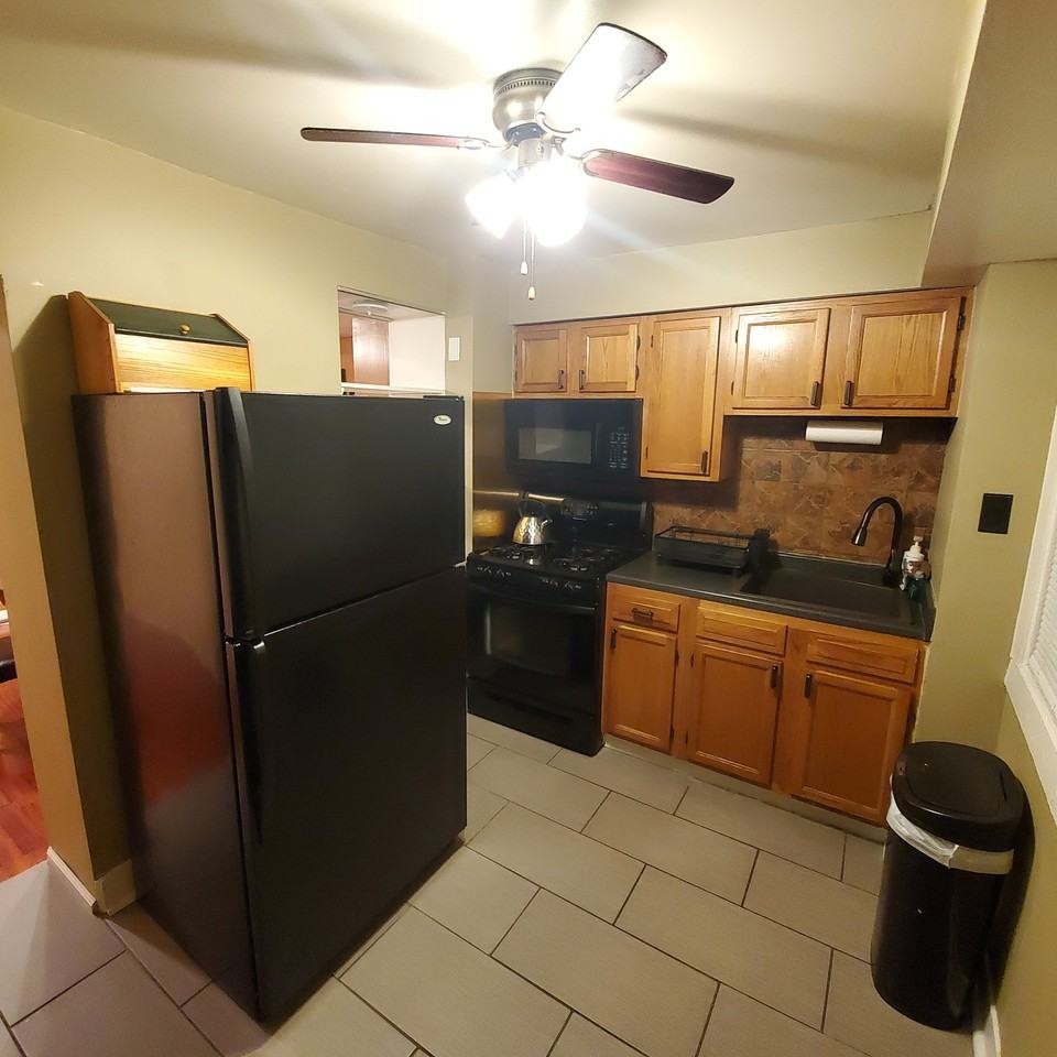 1222 N Spring St - Photo 4 of 9