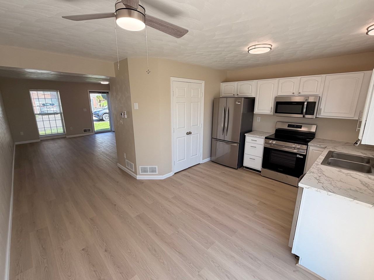 1011 Pinoak Ct - Photo 5 of 19