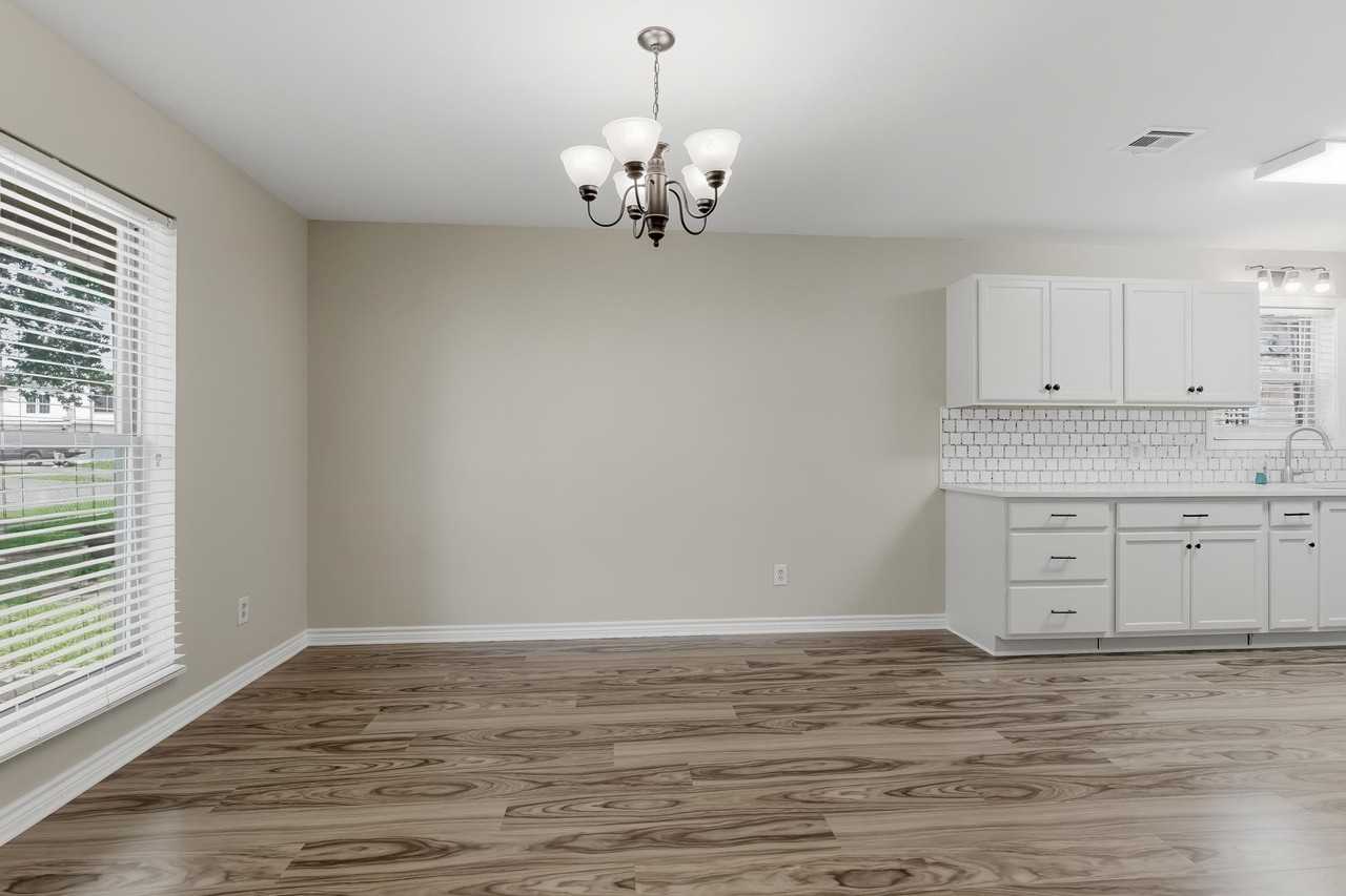 445 Longmeadow St - Photo 7 of 40