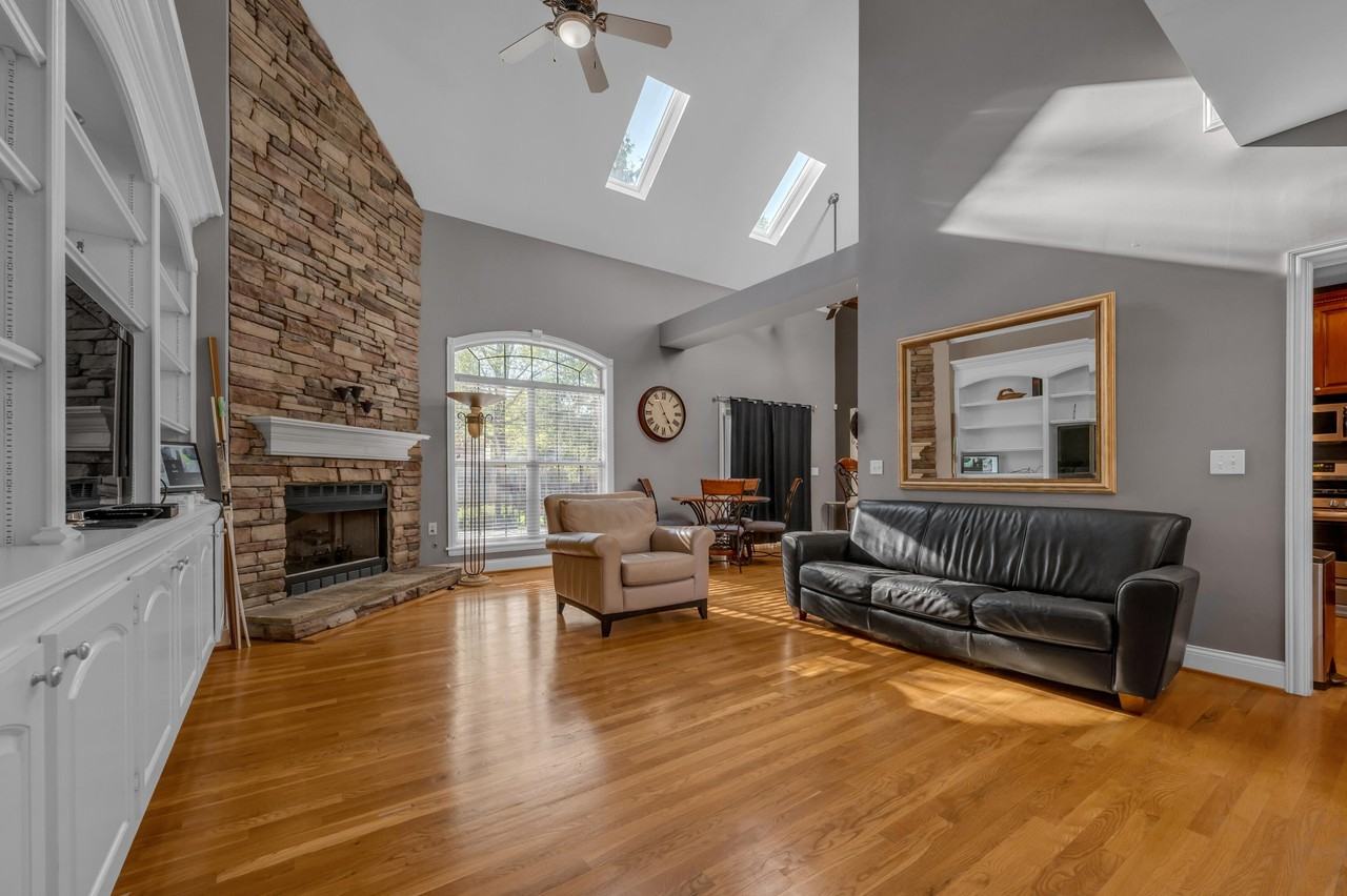 2185 Roswell Dr - Photo 4 of 13