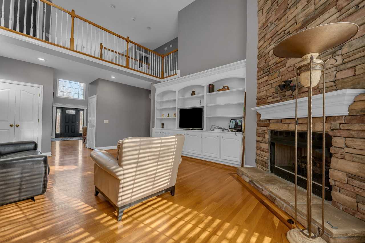 2185 Roswell Dr - Photo 5 of 13