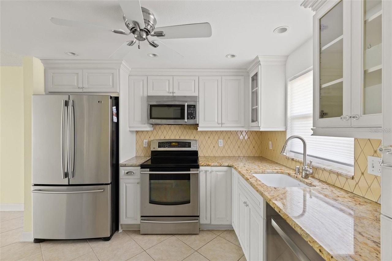 4775 Cove Cir #202 - Photo 6 of 19