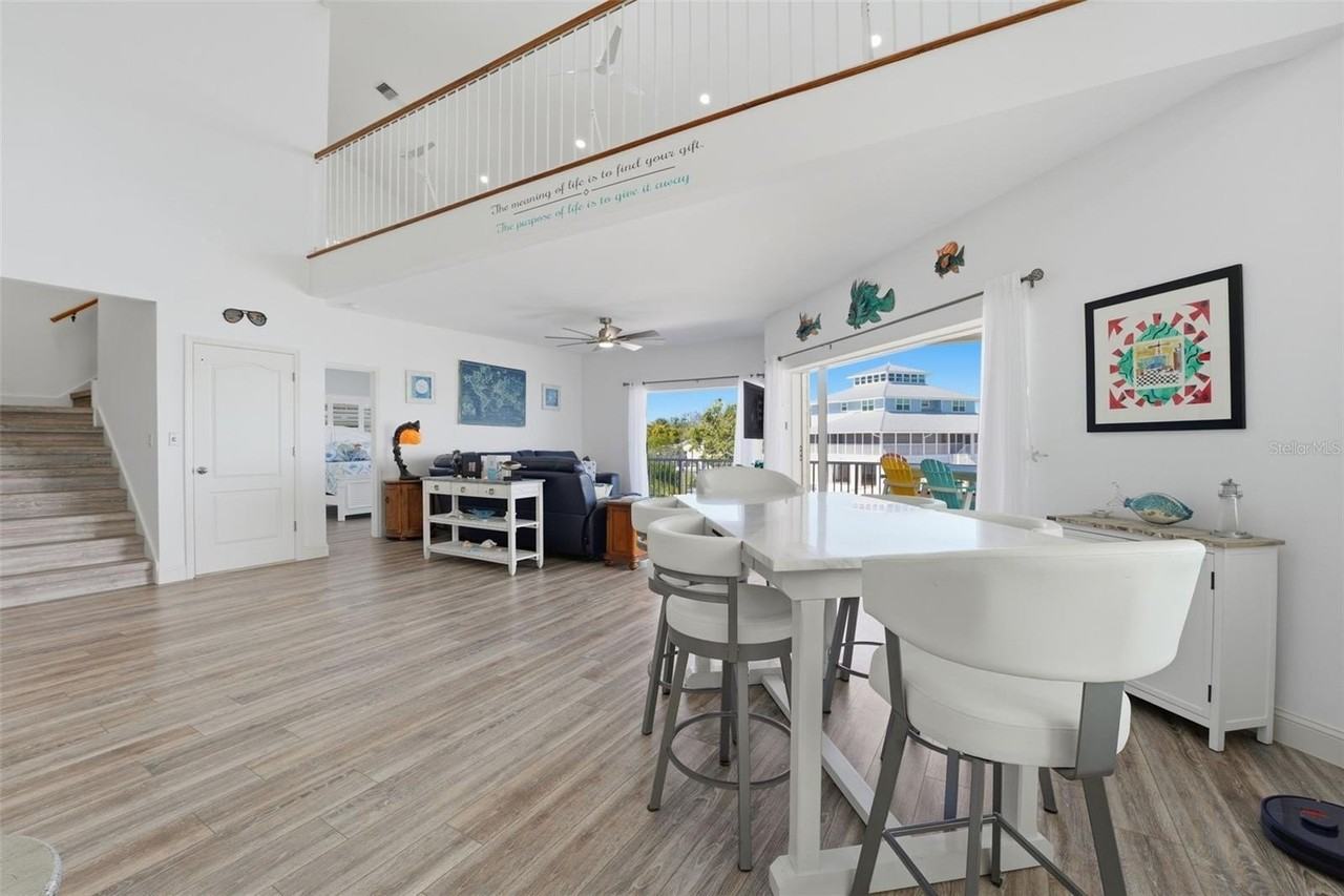 220 Mockingbird Ln - Photo 4 of 50