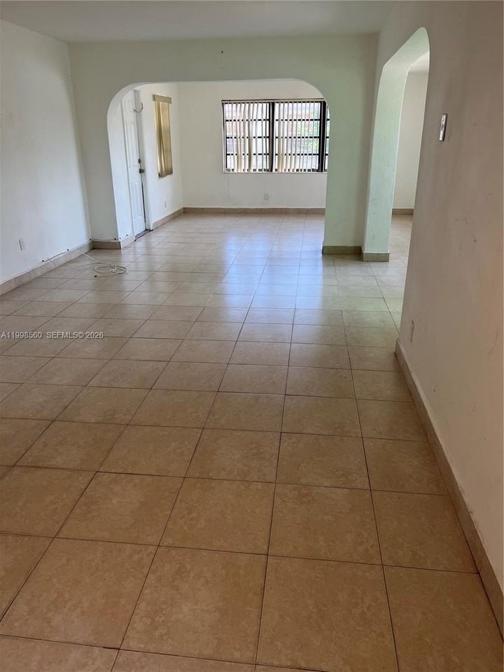 1710 Nw 5th Ave - Photo 3 of 8