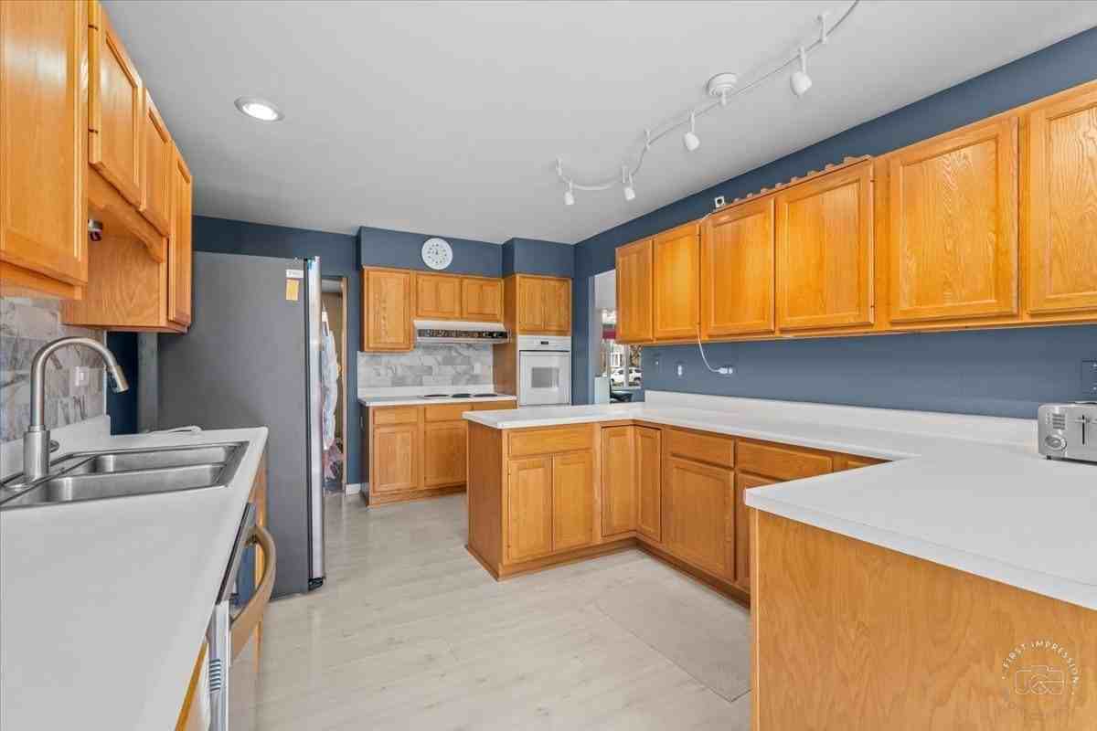 1120 N Brainard St - Photo 2 of 17