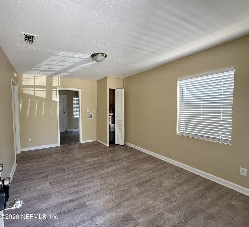 1559 W 31st St - Photo 4 of 10