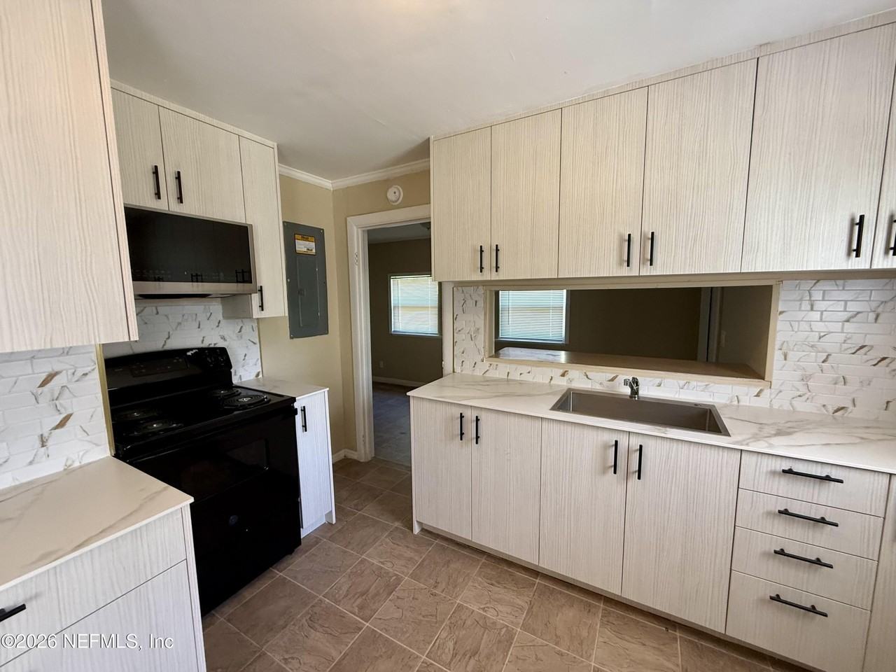 2131 Thelma St - Photo 2 of 11