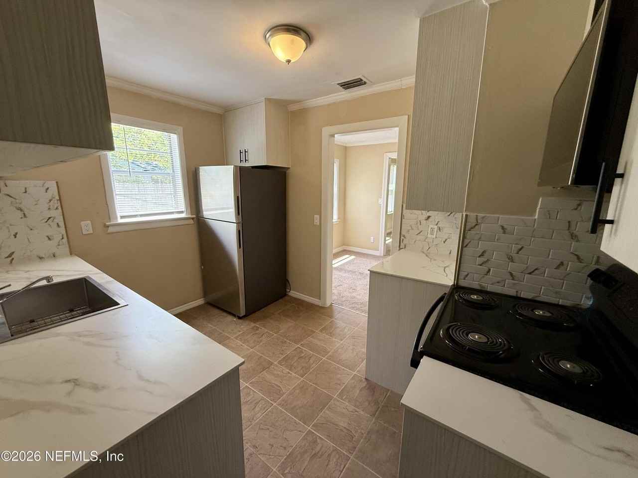 2131 Thelma St - Photo 4 of 11