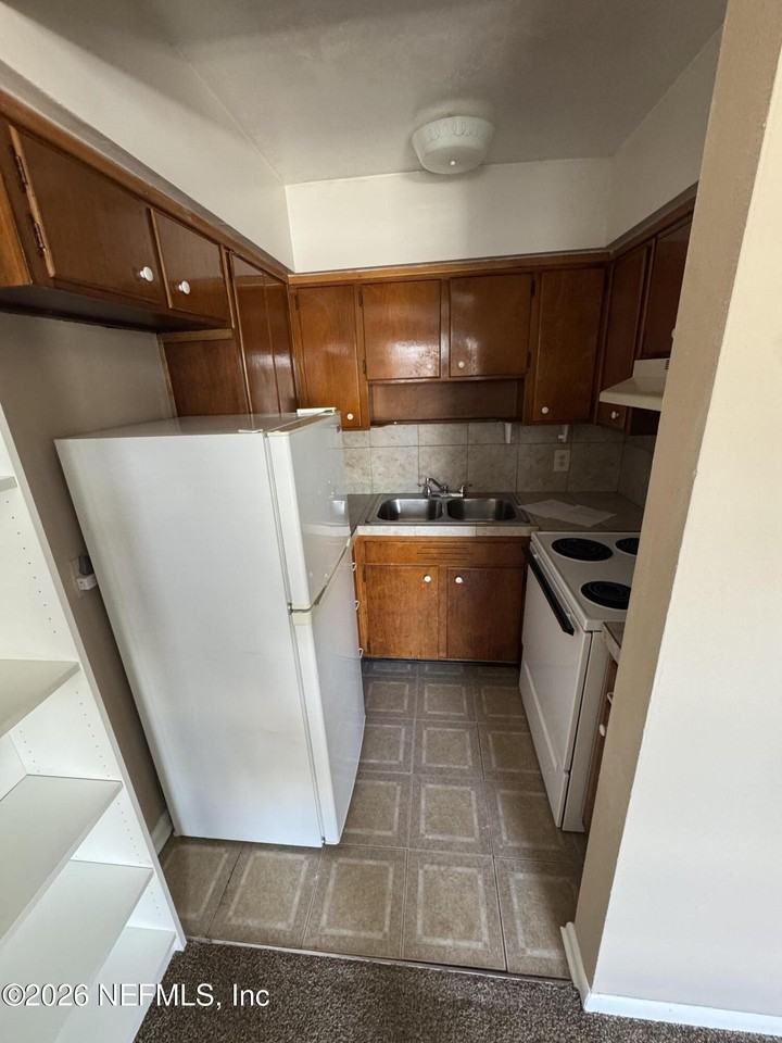 916 Childrens Way Apt 7 - Photo 2 of 8