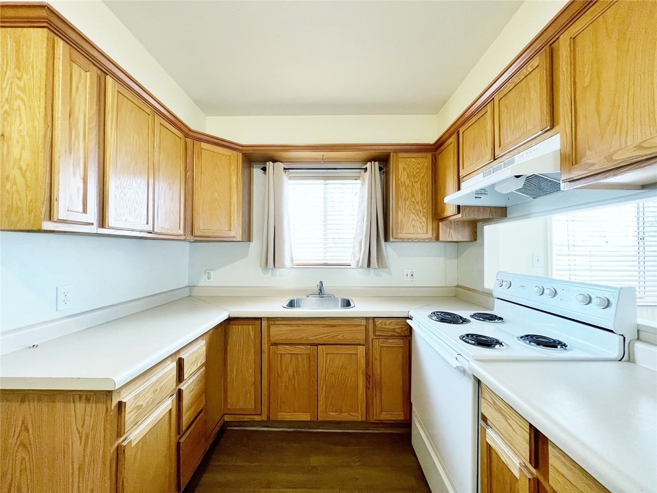 915 Nw #B - Photo 3 of 10