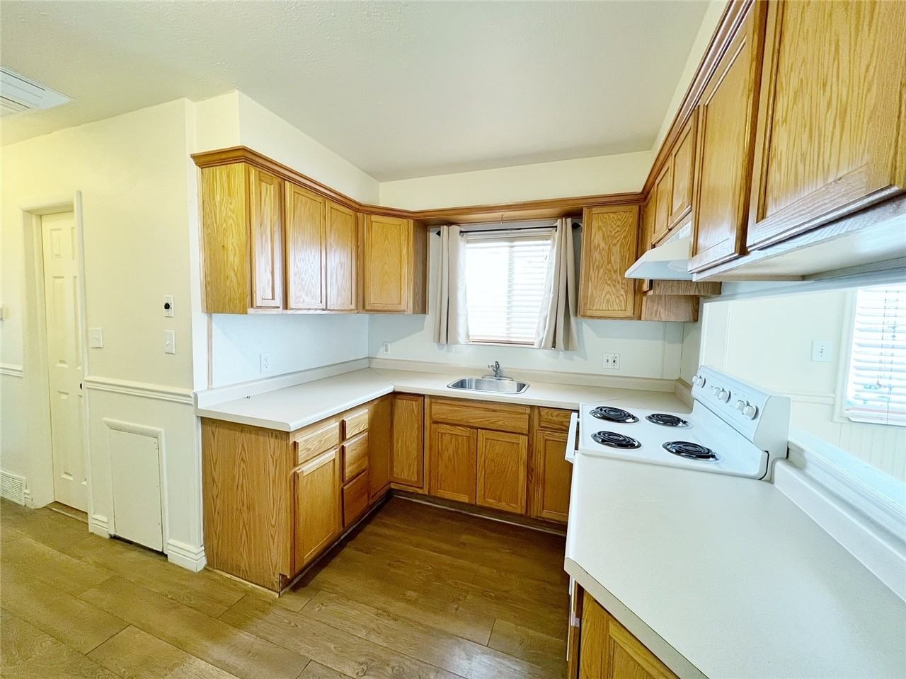 915 Nw #B - Photo 5 of 10