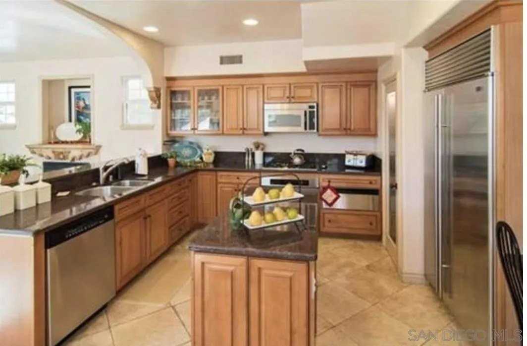 460 Gravilla St - Photo 4 of 9