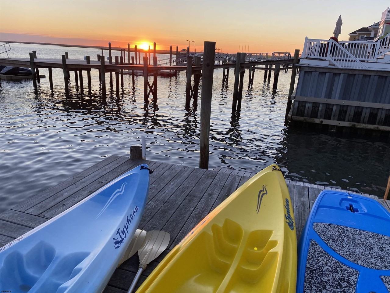 726 W Shore Dr - Photo 2 of 39