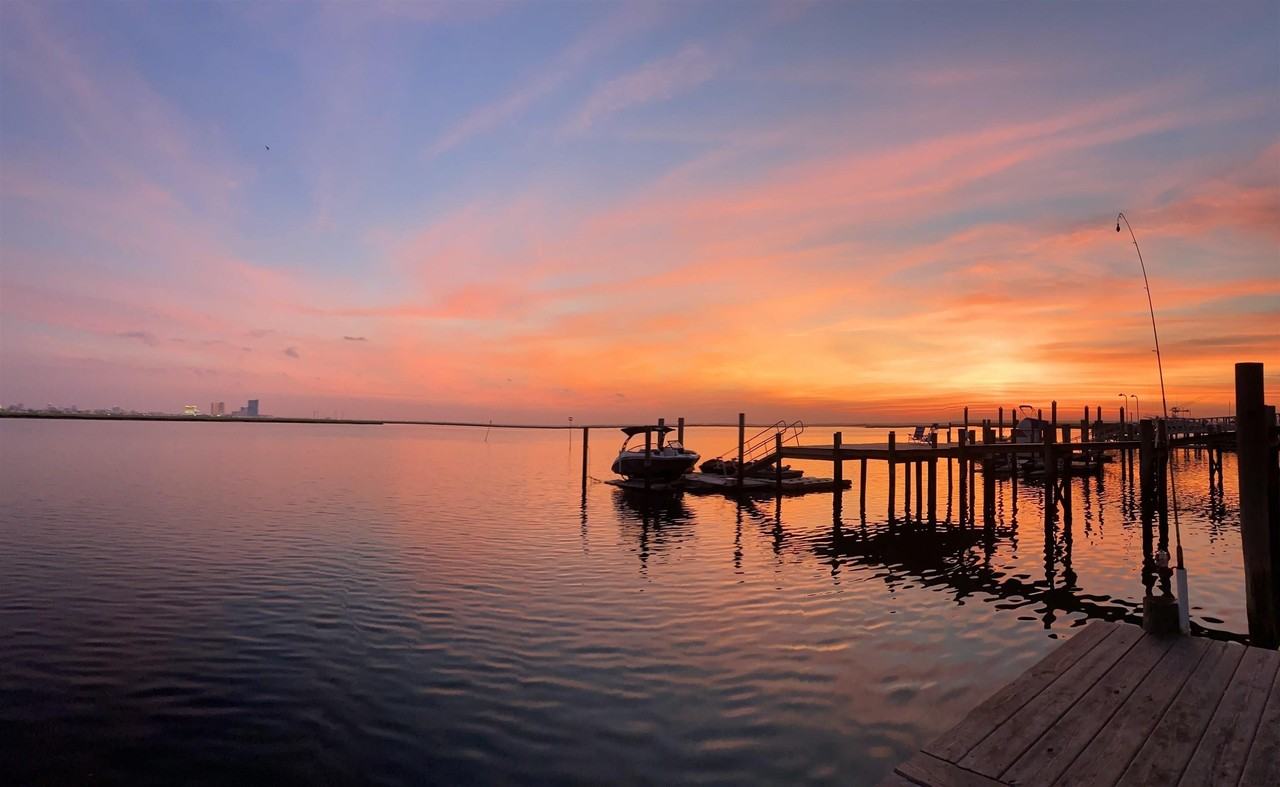 726 W Shore Dr - Photo 3 of 39