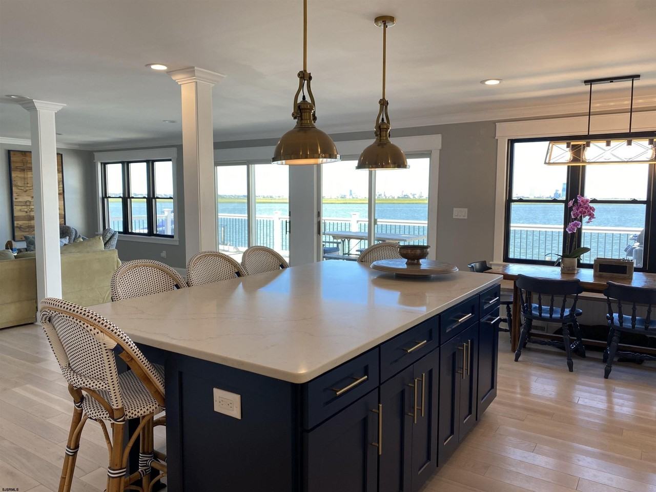 726 W Shore Dr - Photo 5 of 39