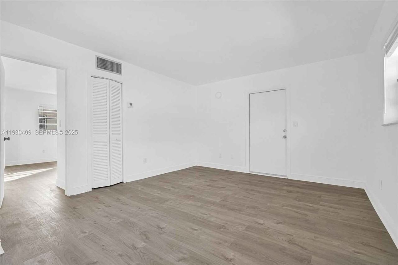 8295 Ne Miami Ct - Photo 5 of 39