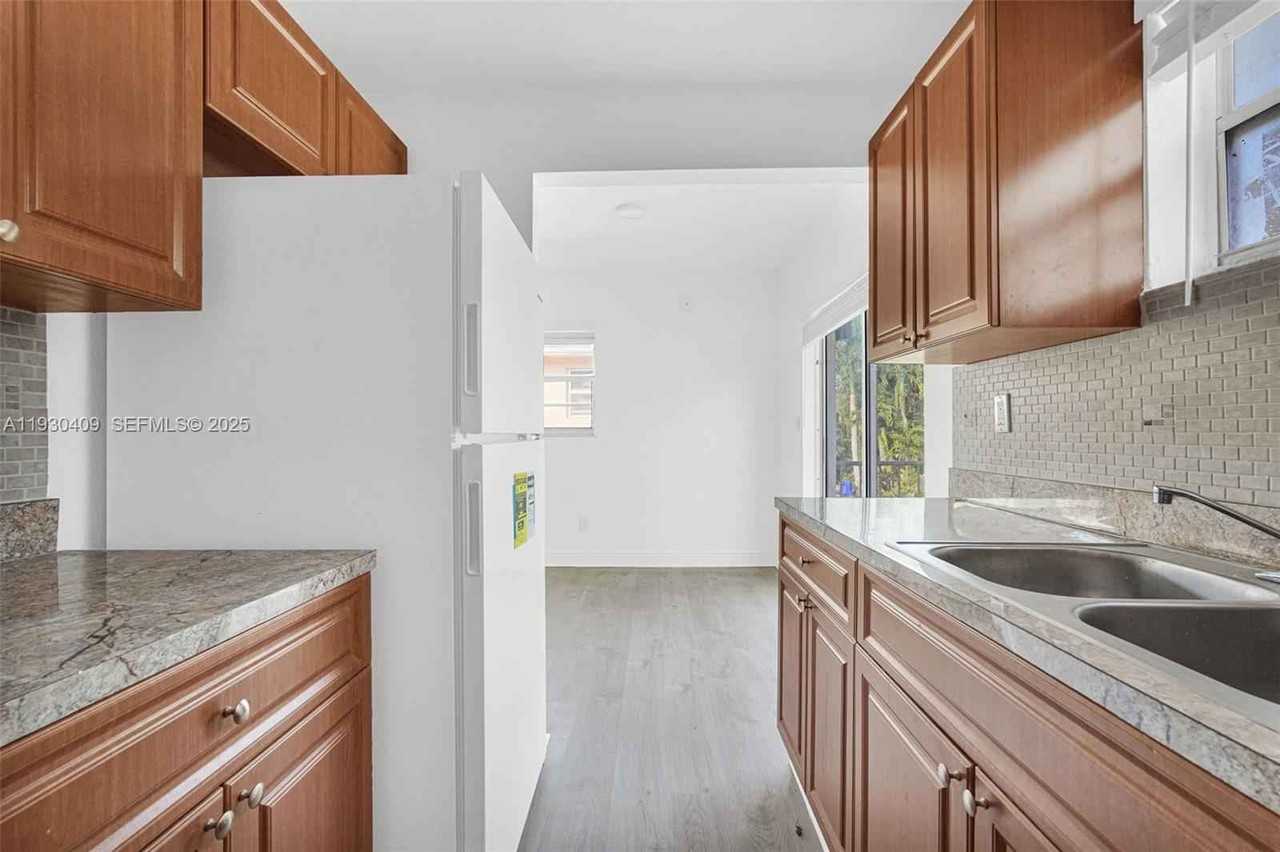 8295 Ne Miami Ct - Photo 6 of 39