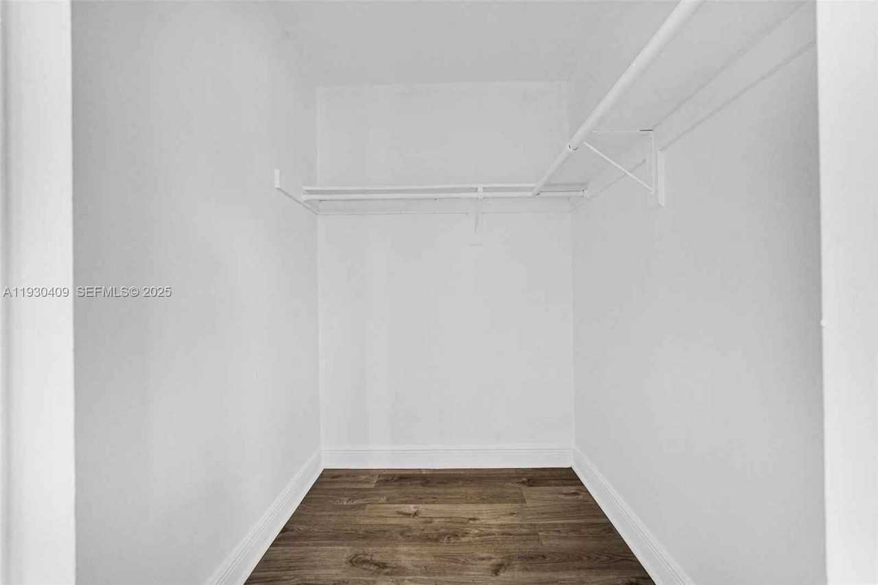 8295 Ne Miami Ct - Photo 7 of 39