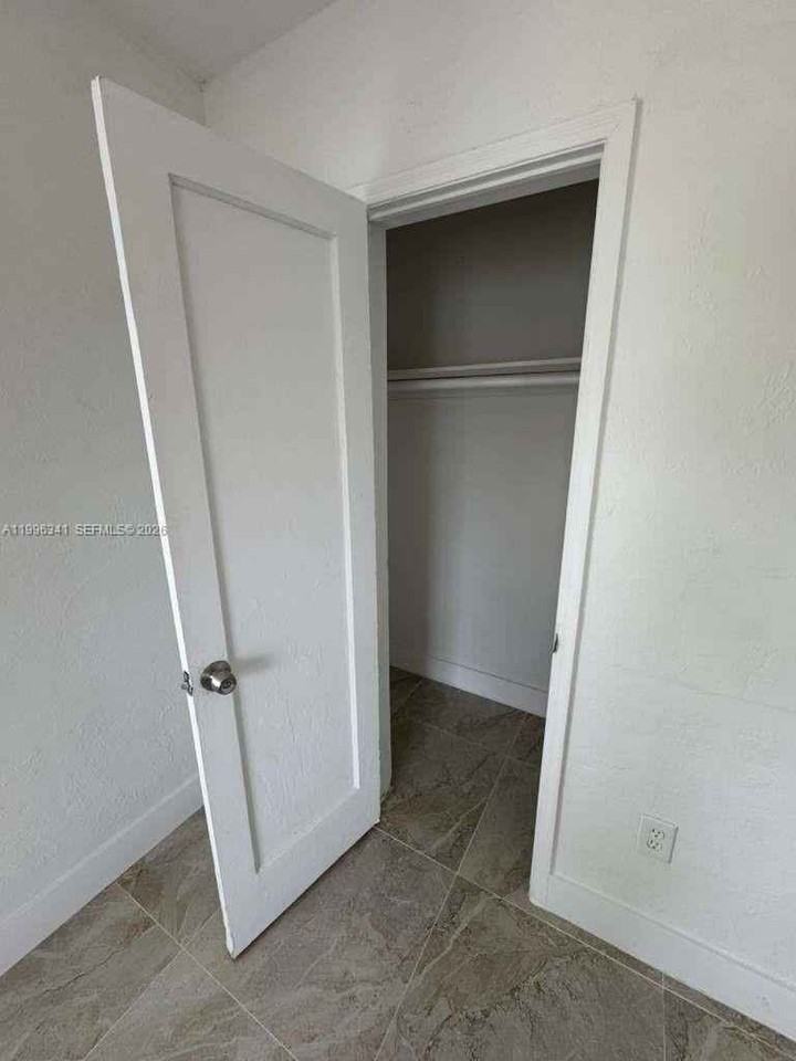 8315 Ne Miami Ct - Photo 4 of 18