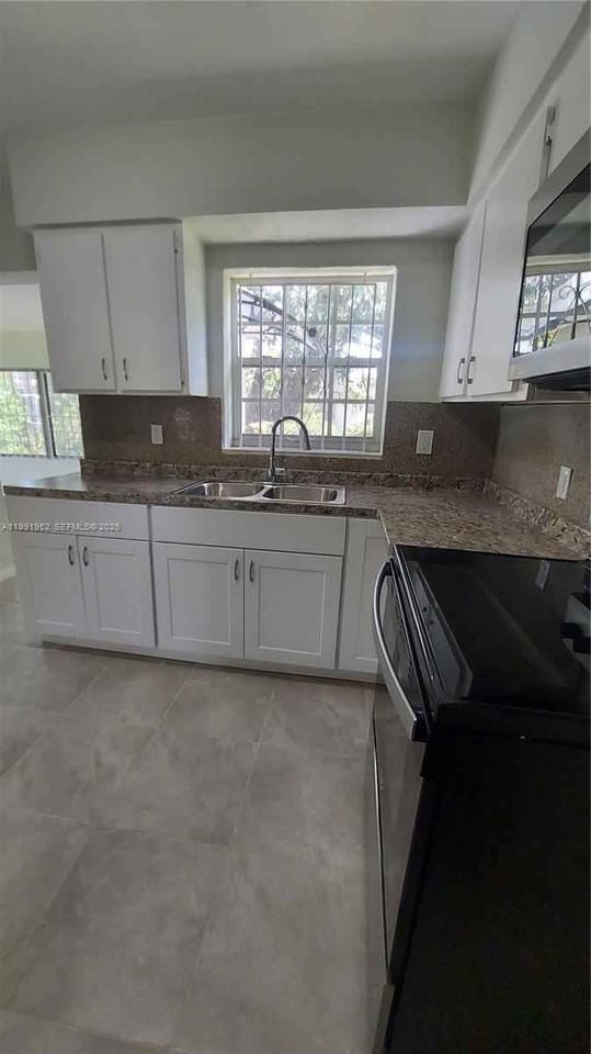 8915 Nw 10th Ave - Photo 4 of 12