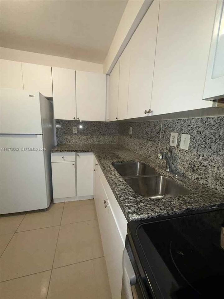 8915 Nw 10th Ave - Photo 5 of 12