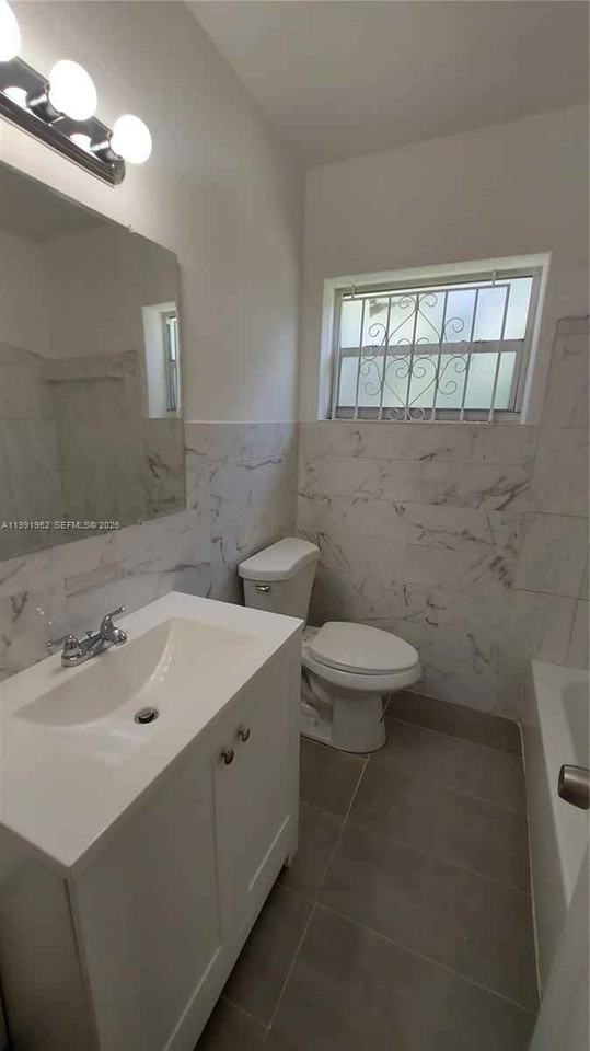 8915 Nw 10th Ave - Photo 6 of 12