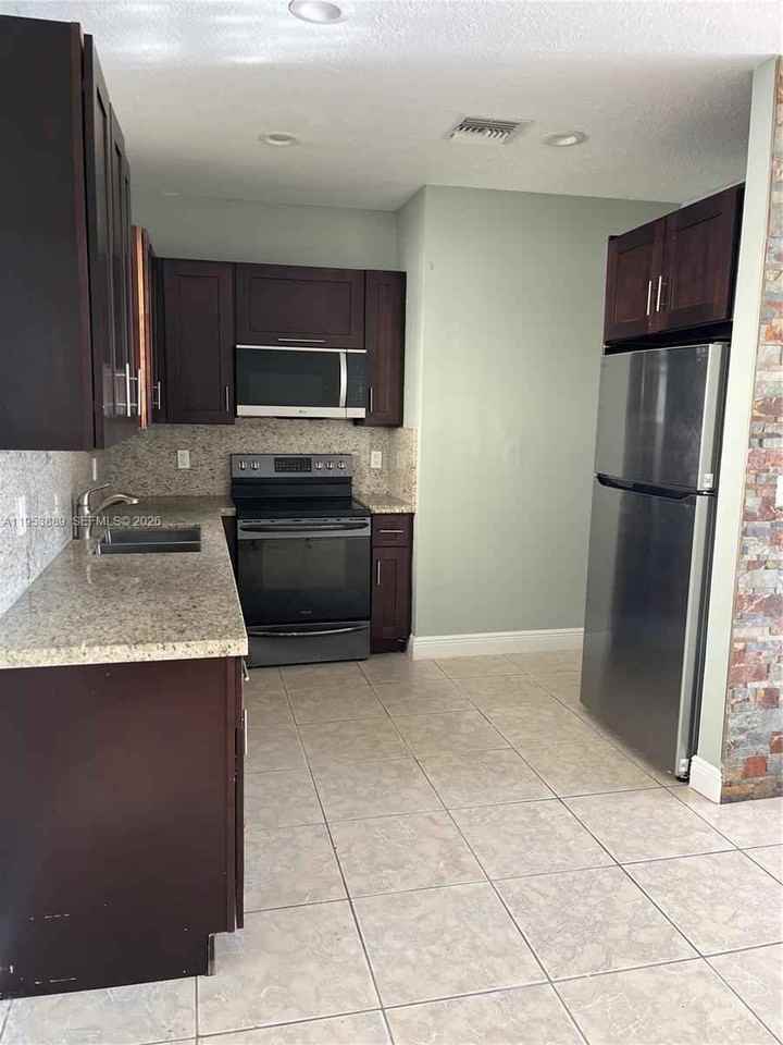 601 Nw 97th St - Photo 3 of 17