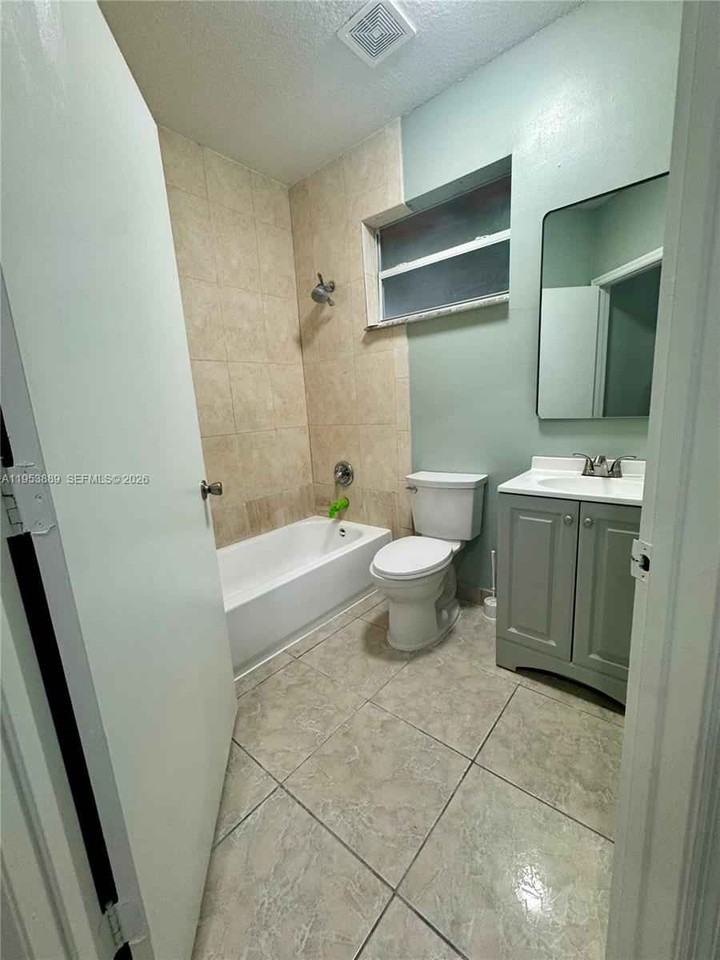 601 Nw 97th St - Photo 4 of 17