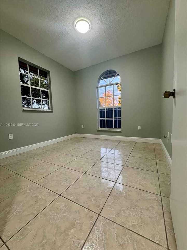 601 Nw 97th St - Photo 7 of 17